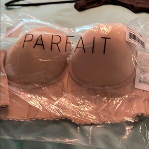 Cream Strapless Seamless Bra by PARFAIT